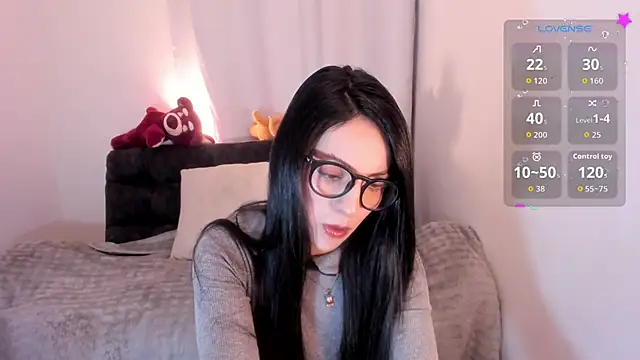 sarah saenz  online show from 15, 5, 2026