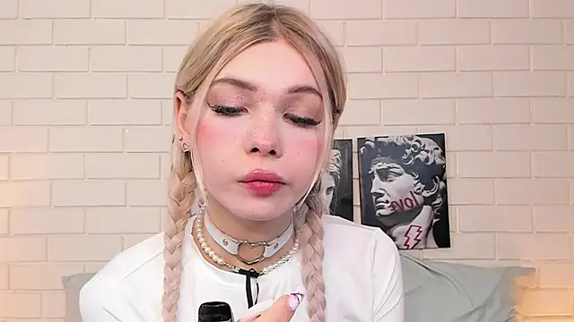 Snapshot of Blondy_Fina chatting on 29, 10, 2025 Blondy Fina online show from 29, 10, 2025