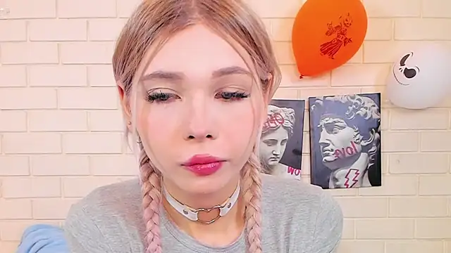 Snapshot of Blondy_Fina chatting on 9, 11, 2025 Blondy Fina online show from 9, 11, 2025