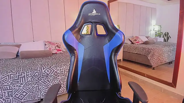 Snapshot of mia_rousse25 chatting on 15, 12, 2025 mia rousse25 online show from 15, 12, 2025