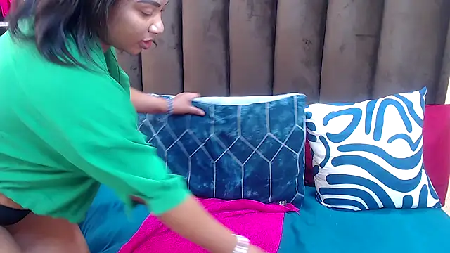 Snapshot of AfricanQueenxx40 chatting on 14, 11, 2025 AfricanQueenxx40 online show from 14, 11, 2025