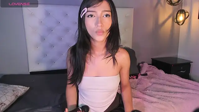 Nicollee Heart online show from 10, 9, 2025