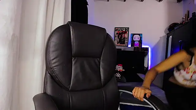 loganher900 online show from 7, 4, 2026