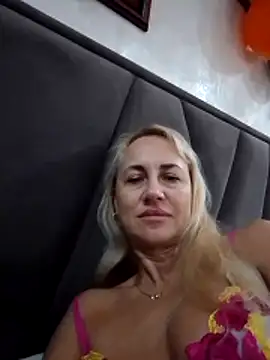 Snapshot of KissMiSveet chatting on 6, 11, 2025 KissMiSveet online show from 6, 11, 2025