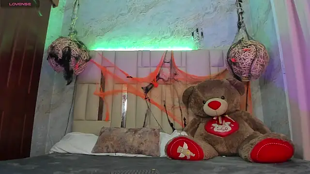 Snapshot of NikkyyRed chatting on 3, 11, 2025 NikkyyRed online show from 3, 11, 2025