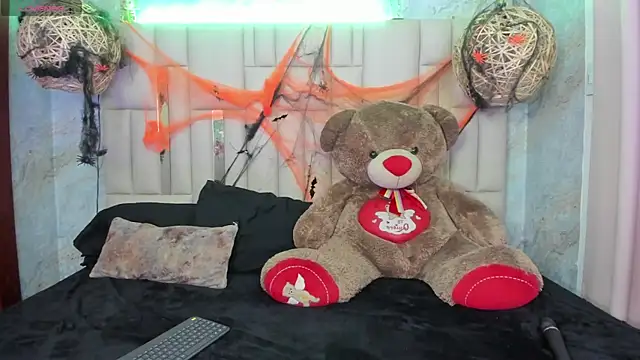 Snapshot of NikkyyRed chatting on 6, 11, 2025 NikkyyRed online show from 6, 11, 2025