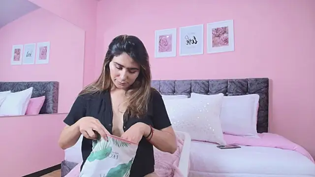 Snapshot of maddie_beauty chatting on 11, 11, 2025 maddie beauty online show from 11, 11, 2025