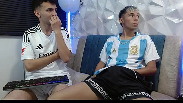 Snapshot of Isaac_tan chatting on 18, 9, 2025 Isaac tan online show from 18, 9, 2025