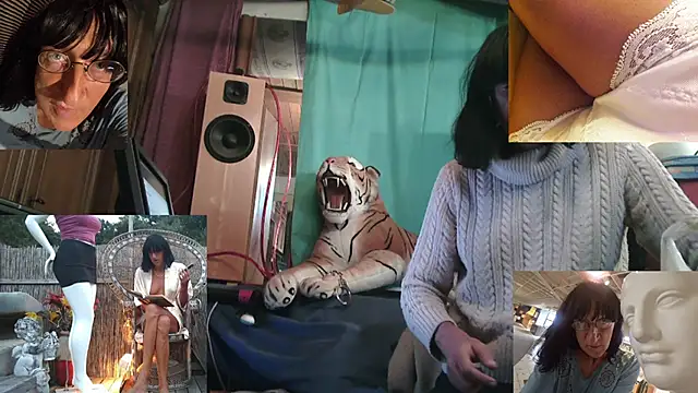 Snapshot of SissiDomination chatting on 8, 11, 2025 SissiDomination online show from 8, 11, 2025