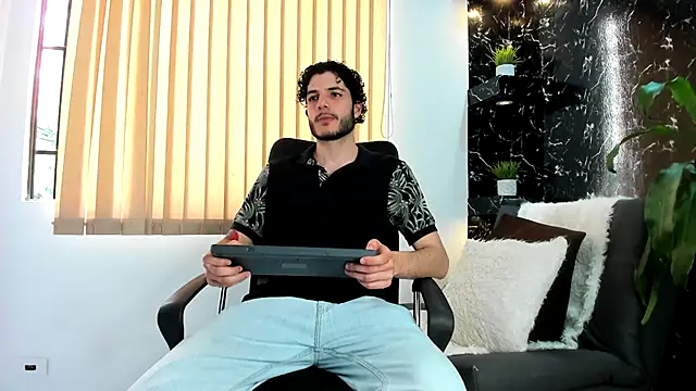 Snapshot of Rafael_Mendezz chatting on 8, 11, 2025 Rafael Mendezz online show from 8, 11, 2025