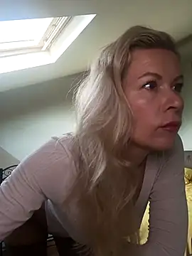 Julia Giulia online show from 25, 10, 2025