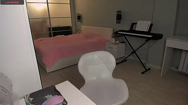 Snapshot of LolaVexx chatting on 14, 10, 2025 LolaVexx online show from 14, 10, 2025