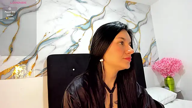 Snapshot of RoxanaBorns_ chatting on 1, 6, 2026 RoxanaBorns online show from 1, 6, 2026
