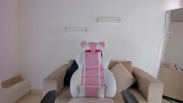 april smiith online show from 21, 10, 2025