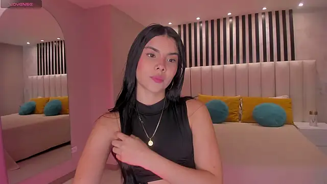 Snapshot of MiaLaurence chatting on 14, 12, 2025 MiaLaurence online show from 14, 12, 2025