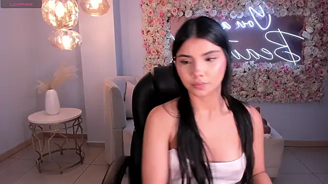 MiaLaurence online show from 26, 3, 2026