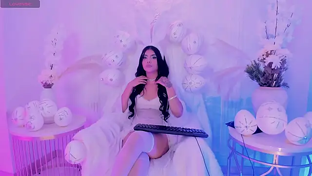 MiaLaurence online show from 6, 4, 2026