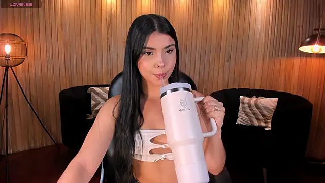 Snapshot of MiaLaurence chatting on 1, 5, 2026 MiaLaurence online show from 1, 5, 2026