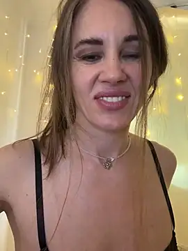 Snapshot of LucieMack chatting on 28, 5, 2026 LucieMack online show from 28, 5, 2026
