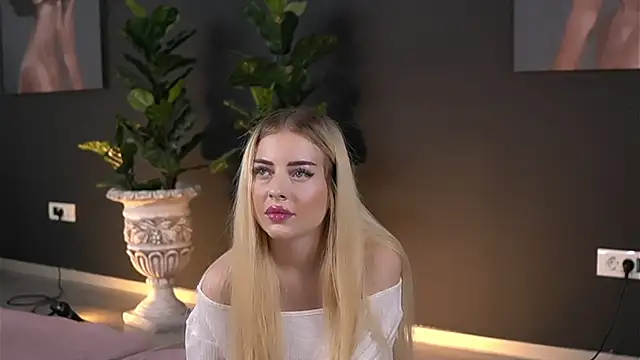 Snapshot of SerenaNoir chatting on 18, 10, 2025 SerenaNoir online show from 18, 10, 2025