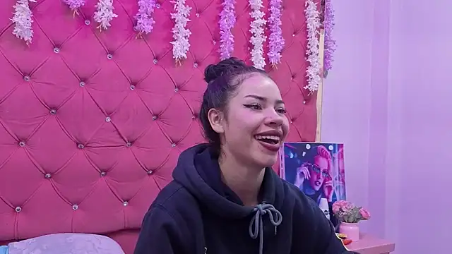 Nanis James online show from 9, 11, 2025