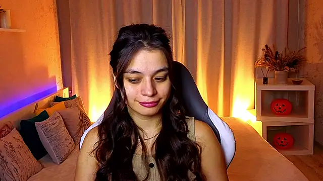 Leila Hefner online show from 18, 11, 2025