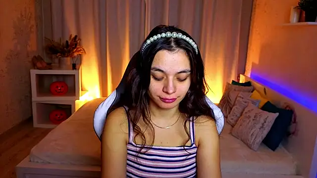 Leila Hefner online show from 20, 11, 2025