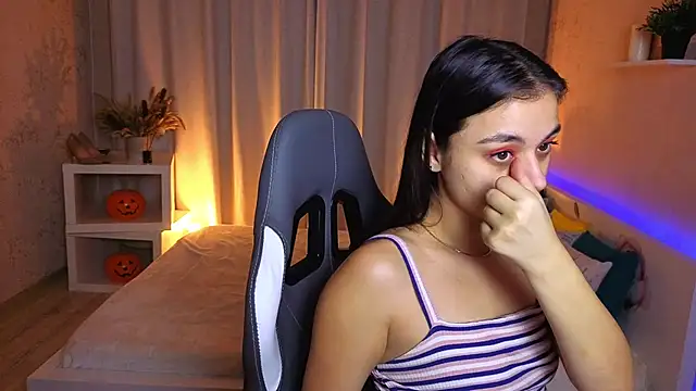 Leila Hefner online show from 21, 11, 2025