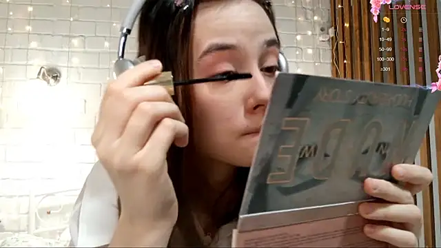 Honeey Beee online show from 21, 12, 2025