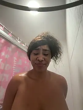 Snapshot of LuckyKhloe chatting on 30, 10, 2025 LuckyKhloe online show from 30, 10, 2025