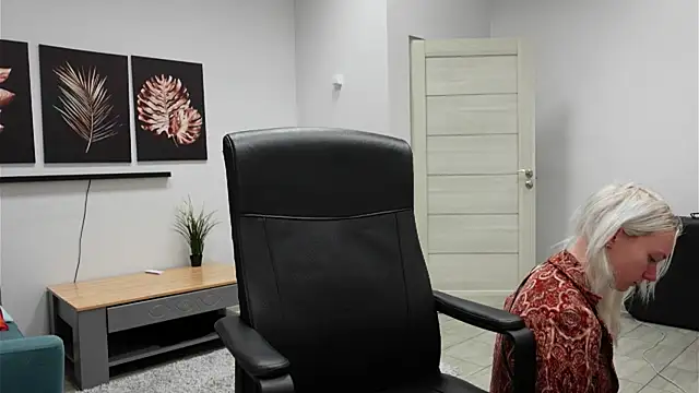 Laura Chaplin online show from 6, 11, 2025