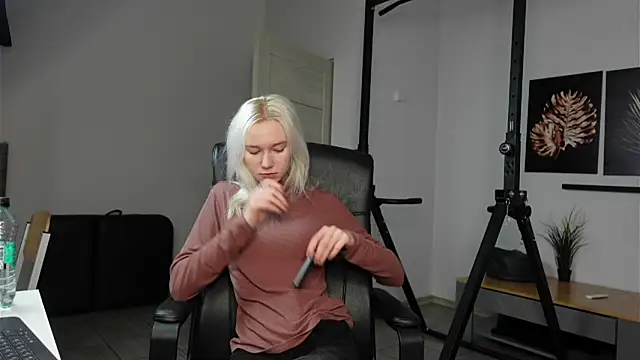 Laura Chaplin online show from 9, 11, 2025