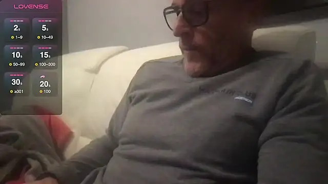 Axl hot online show from 10, 10, 2025