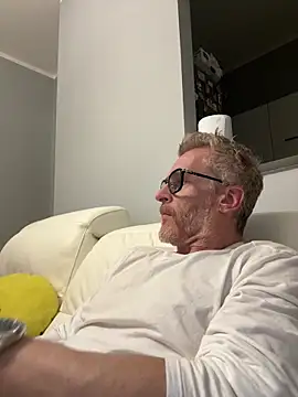 Axl hot online show from 15, 4, 2026