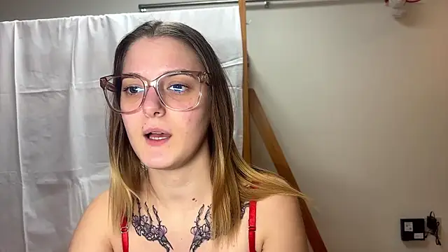 Snapshot of SuzyMiu chatting on 11, 11, 2025 SuzyMiu online show from 11, 11, 2025