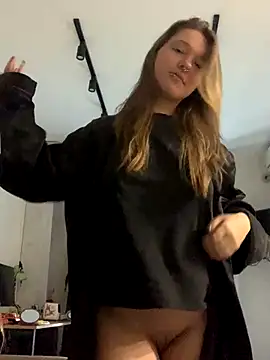 Snapshot of VesnaCrystal chatting on 8, 10, 2025 VesnaCrystal online show from 8, 10, 2025