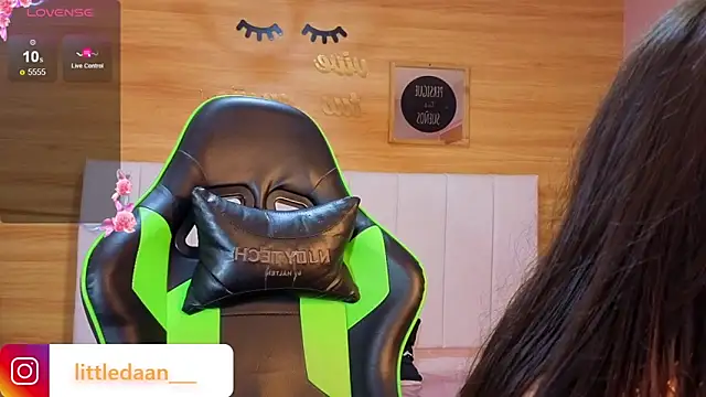 Abril Velvet a  online show from 19, 12, 2025