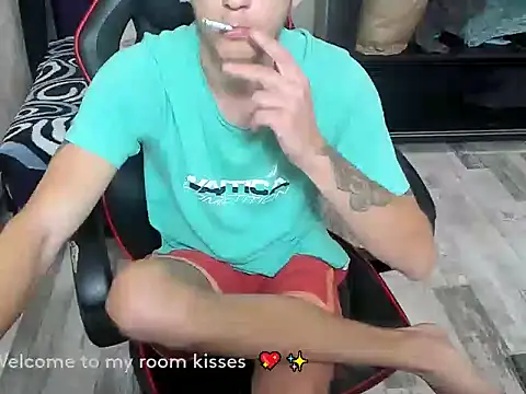 Snapshot of HugeDickFuck chatting on 28, 10, 2025 HugeDickFuck online show from 28, 10, 2025