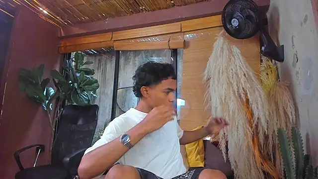 Snapshot of AlanCutee chatting on 2, 12, 2025 AlanCutee online show from 2, 12, 2025