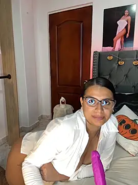 Snapshot of ema_zoe chatting on 29, 10, 2025 ema zoe online show from 29, 10, 2025