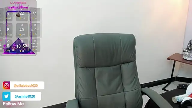 MiaVillalobos online show from 22, 10, 2025