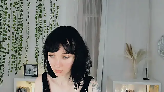 Snapshot of HollyVex chatting on 23, 11, 2025 HollyVex online show from 23, 11, 2025