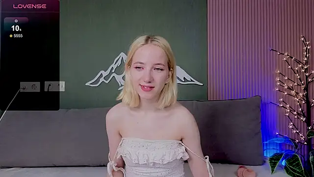 Snapshot of EmmaNovak chatting on 29, 9, 2025 EmmaNovak online show from 29, 9, 2025