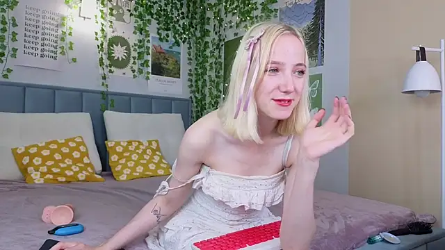 Snapshot of EmmaNovak chatting on 6, 10, 2025 EmmaNovak online show from 6, 10, 2025