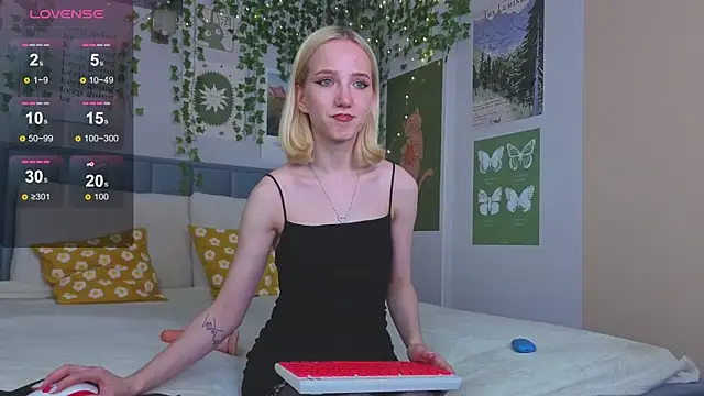 Snapshot of EmmaNovak chatting on 10, 10, 2025 EmmaNovak online show from 10, 10, 2025