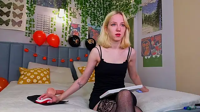 Snapshot of EmmaNovak chatting on 22, 10, 2025 EmmaNovak online show from 22, 10, 2025