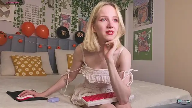 Snapshot of EmmaNovak chatting on 26, 10, 2025 EmmaNovak online show from 26, 10, 2025