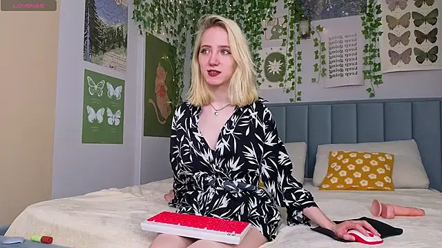 Snapshot of EmmaNovak chatting on 3, 12, 2025 EmmaNovak online show from 3, 12, 2025