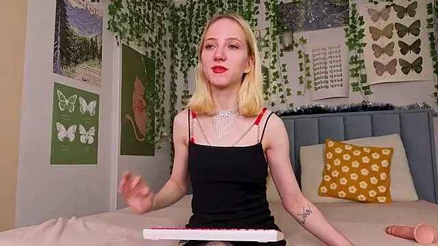 Snapshot of EmmaNovak chatting on 16, 12, 2025 EmmaNovak online show from 16, 12, 2025