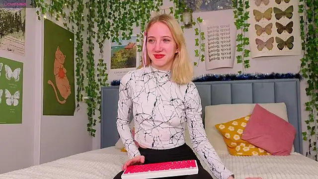 Snapshot of EmmaNovak chatting on 16, 1, 2026 EmmaNovak online show from 16, 1, 2026